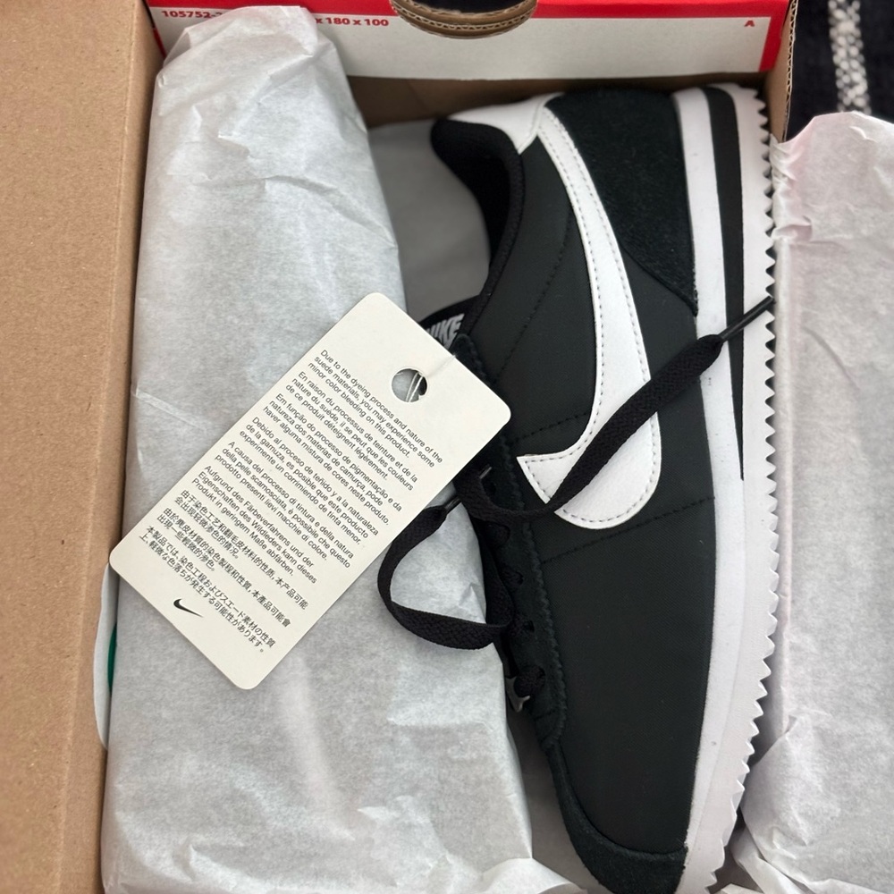Nike Men's Black and White Classic Sneakers